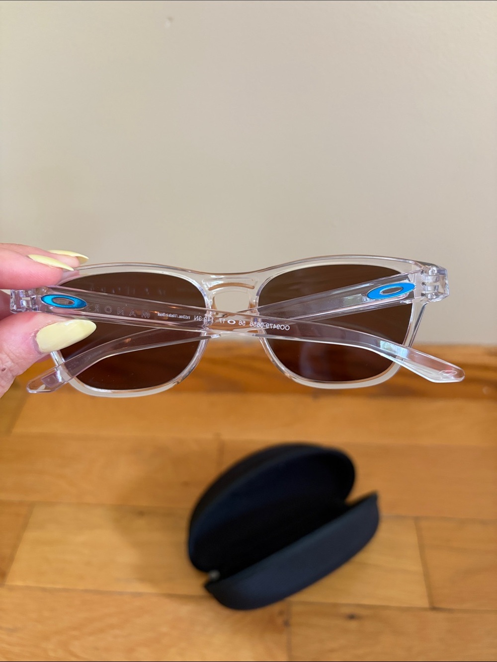 Oakley Manorburn Sunglasses - Picture 3 of 4